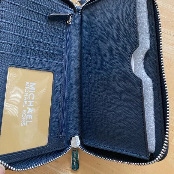 NWOT Michael Kors Jet Set 
Wristlet/Clutch/Wallet/Phone - Picture 2 of 2